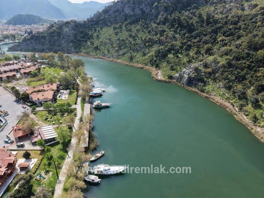 2600 M² Großes Grundstück In Dalyan Gülpınar, Direkt Am Kanal Gelegen, Mit 20% Tourismuszonierung Zu Verkaufen.