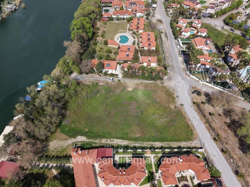 2600 M² Großes Grundstück In Dalyan Gülpınar, Direkt Am Kanal Gelegen, Mit 20% Tourismuszonierung Zu Verkaufen.