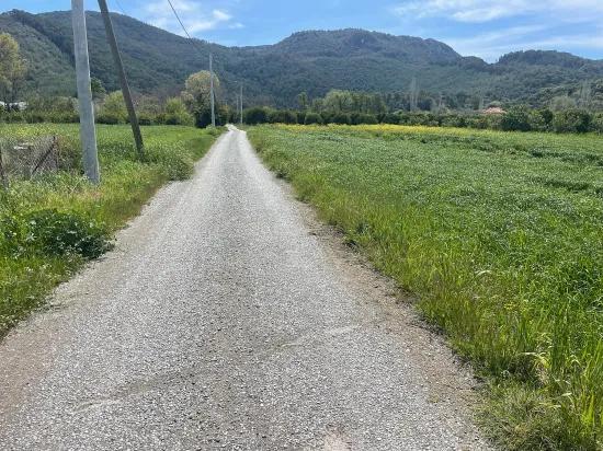 In Okçular Einem 736m2 Großen, 250m2 Großen Bau Genehmigten Verkäuflichen Grundstück