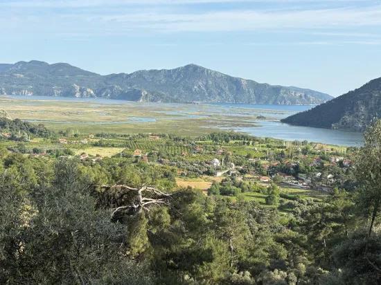 In Çandır gibt es ein 1252m2 großes Feld mit Seeblick und Naturblick zum Verkauf
