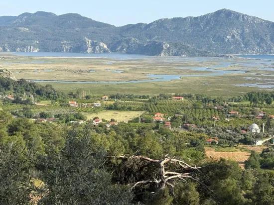 In Çandır gibt es ein 1252m2 großes Feld mit Seeblick und Naturblick zum Verkauf