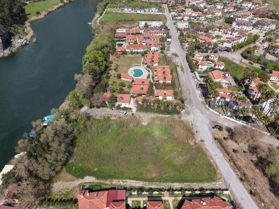 2600 M² Großes Grundstück In Dalyan Gülpınar, Direkt Am Kanal Gelegen, Mit 20% Tourismuszonierung Zu Verkaufen.