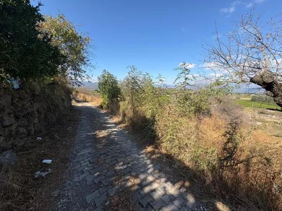 Поле площадью 5.000m2 с видом на озеро в Dalyan Karadağ продаётся