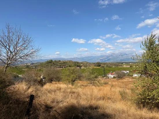 Поле площадью 5.000m2 с видом на озеро в Dalyan Karadağ продаётся