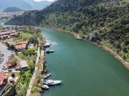 Продается Земельный Участок Площадью 2600 М2 В Дальян Гюльпынар, Прямо Рядом С Каналом, С 20% Зонированием Под Туристическую Застройку.