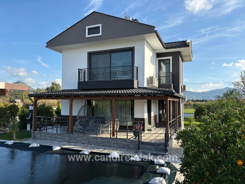 Eskiköy'de 14.136 M2 Tarla İçerisinde 4+1 Satılık Villa