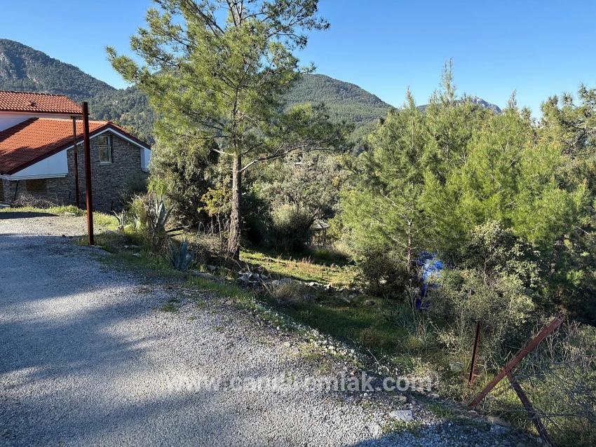 Gökbel'de Köy Yerleşik Alanı İçerisinde Deniz Manzaralı 1000m2 Satılık Arazi