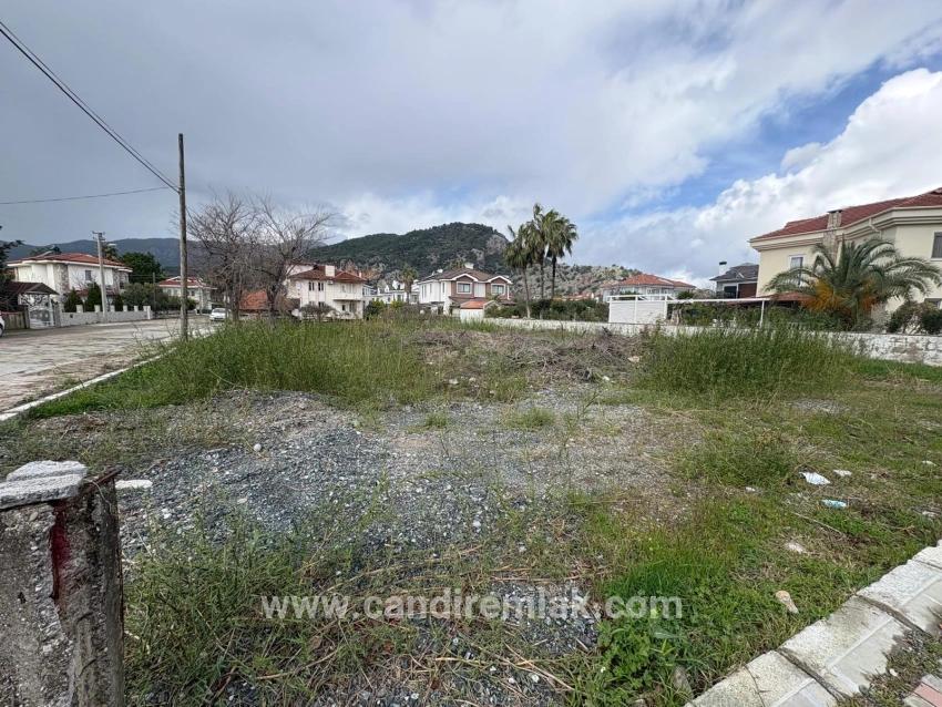Dalyan Maraş'da Köşebaşı 892m2 Satılık Arsa