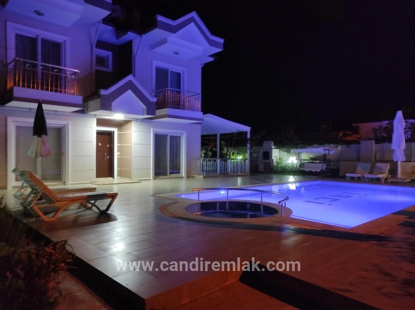 Dalyan Gülpınar'da Köşebaşı 545m2 Arsa İçinde Satılık 4+1 Villa