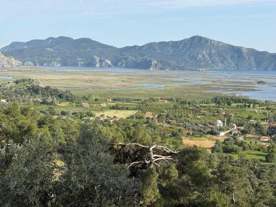Çandır'da göl ve doğa manzaralı 1252m2 satılık tarla