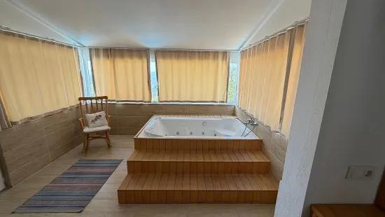 Dalyan Gökbel'de göl ve deniz manzaralı 4+1 satılık villa