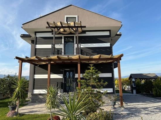 Eskiköy'de 14.136 M2 Tarla İçerisinde 4+1 Satılık Villa