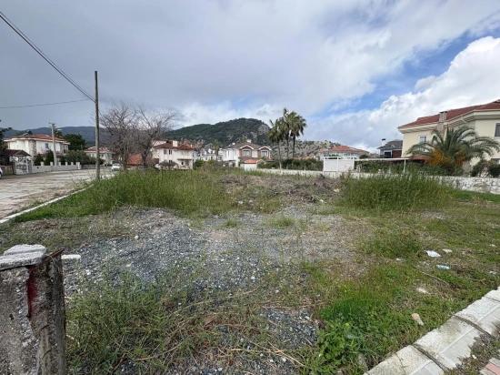 Dalyan Maraş'da Köşebaşı 892m2 Satılık Arsa