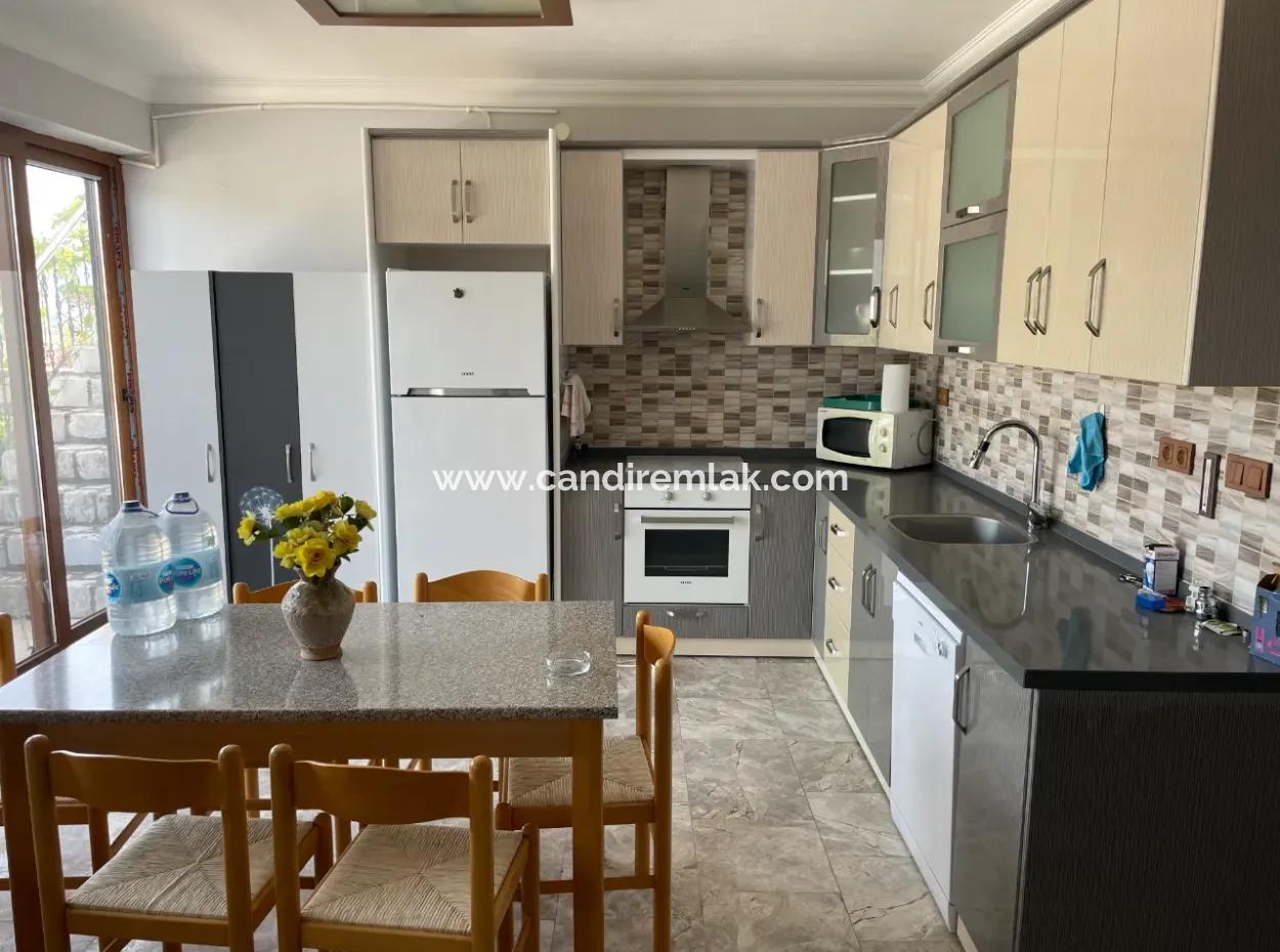 Akçapınar'da Deniz Manzaralı Satılık 6+1 Villa